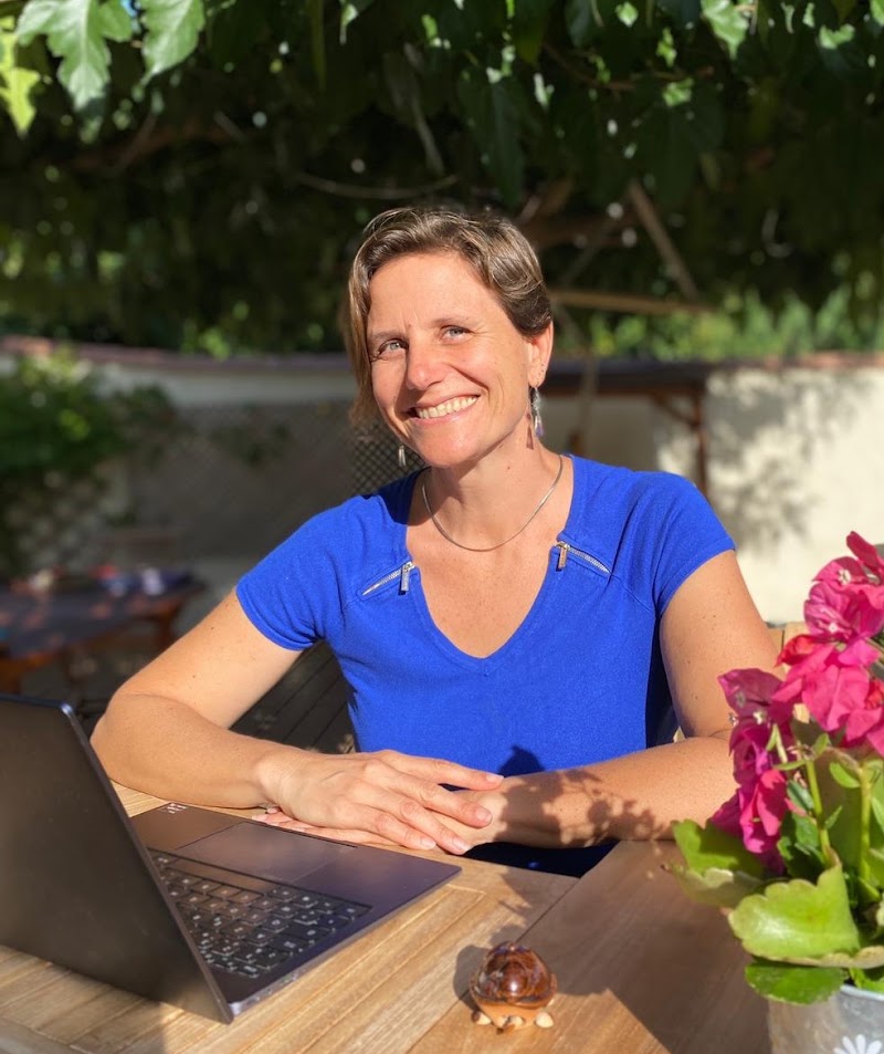 Hélène ADELAÏDE - Naturopathe, Praticien en drainage lymphatique, Chi Nei Tsang (massage du ventre) et réflexologie plantaire