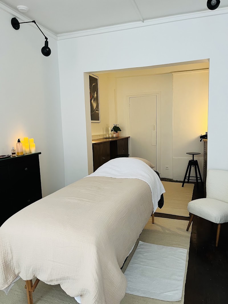 Massage Studio Montmartre by Caroline - Drainage lymphatique corps & visage Renata França I Massage abdominal Chi Nei Tsang