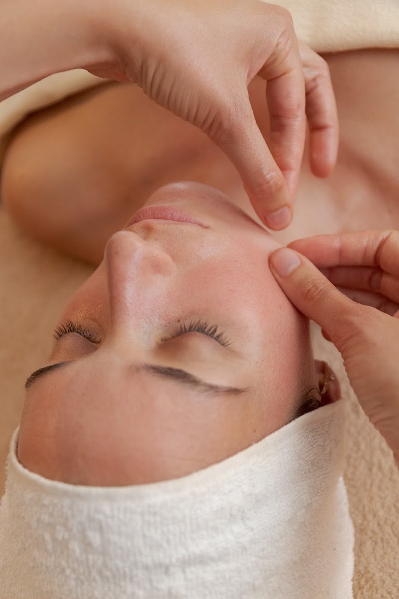 Vanessa Tomic - Massage du visage sculptant et drainage lymphatique - Paris 17